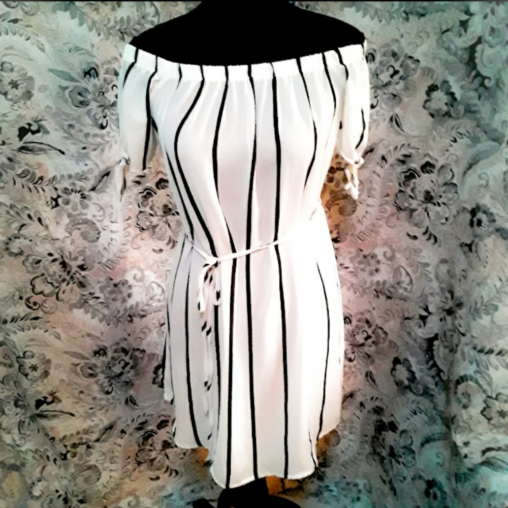 NWT RUE21 womens w/b pin stripe